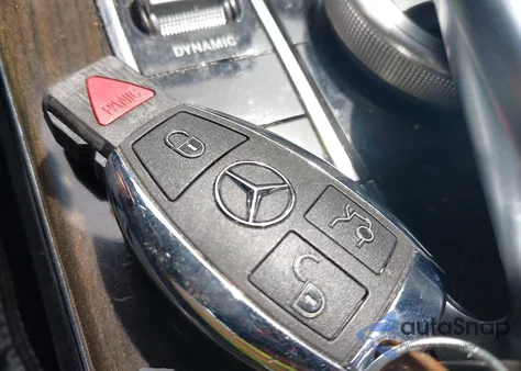 2016 Mercedes-Benz C 300 Luxury z USA, uszkodzony, nr VIN WDDWF4JBXGR141069